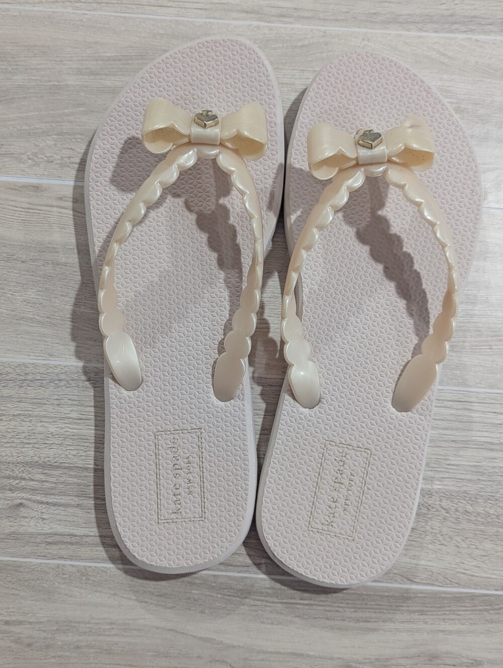 Kate Spade Cream Ivory Nova Scallop Bow Flip Flops Sz 8 *NWOT - Picture 5 of 11